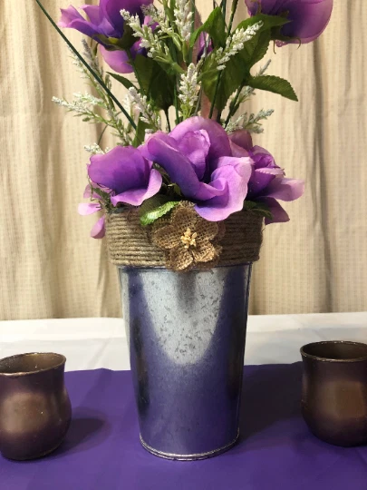 Púrpura CENTRO Boda, Arreglo Floral, CENTRO DE MESA Quinceañera Foto 2 de 3