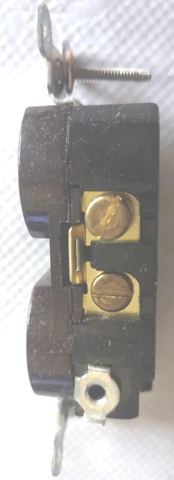 9x General Electric GE4062-1. Straight Blade Receptacle 15A250V,  - Image 4 of 4