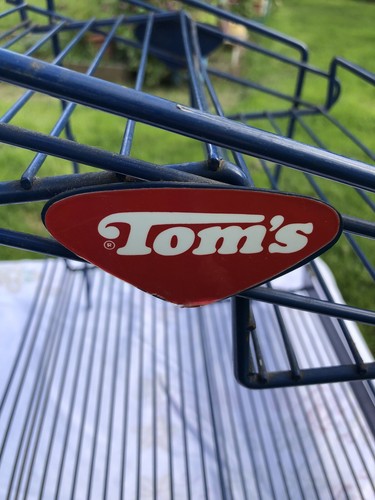 VINTAGE ORIGINAL WIRE "TOM'S" ,,SNACKS FOR EVERY TEST” DISPLAY RACK 17” X 13” - Picture 9 of 12
