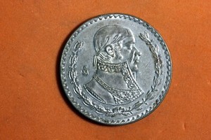 1957 - MEXICO Un Peso Silver Jose Morelos Mexican! #N03102