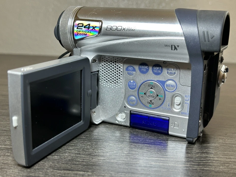 *PLEASE READ* Panasonic PV-GS15 24x Optical Zoom Silver Mini Camcorder W/ Remote - Image 3 of 4