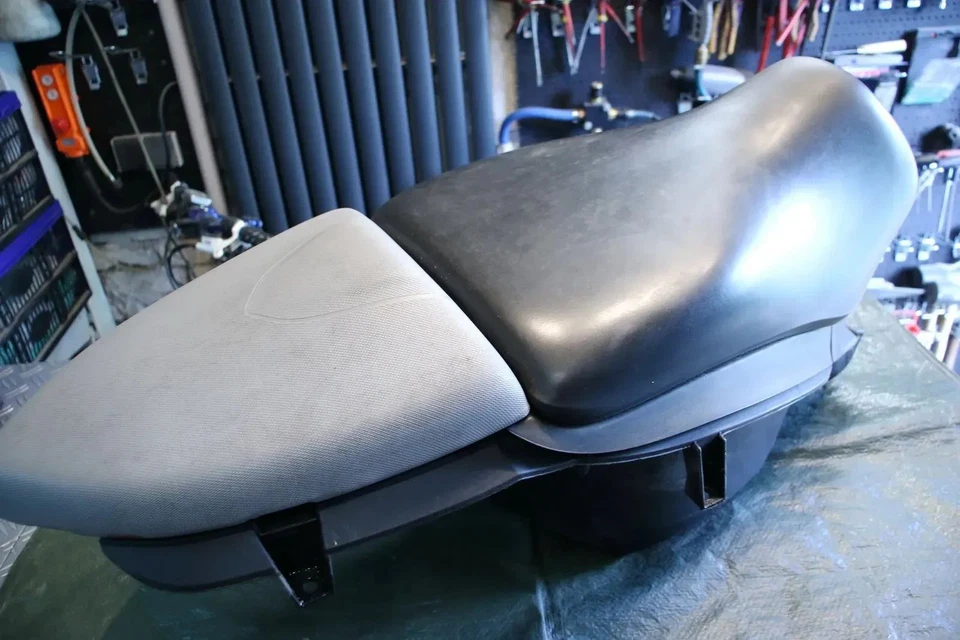 Sitzbank komplett Aprilia SR 50 R Factory ab 2004 2R000078 AP8229401 Seat Sella - Bild 3 von 4