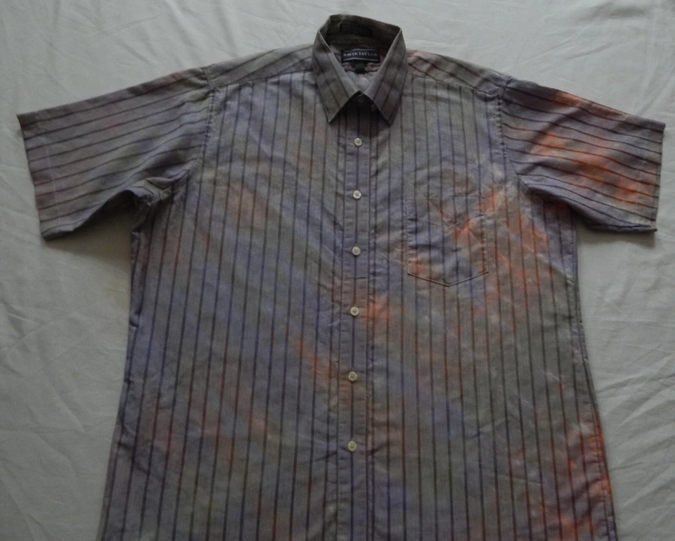 Camisa Tie Dye listrada roxa manga curta com botões - Masculina grande feita à mão - Imagem 3 de 4