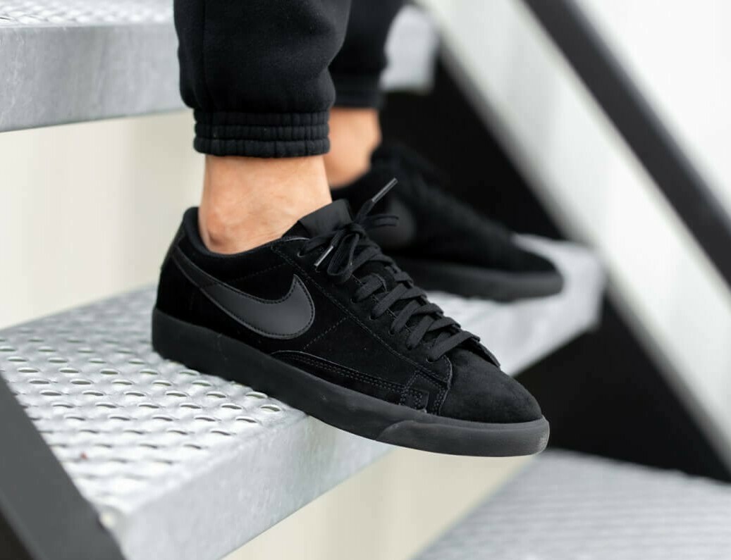 nike blazer low triple black