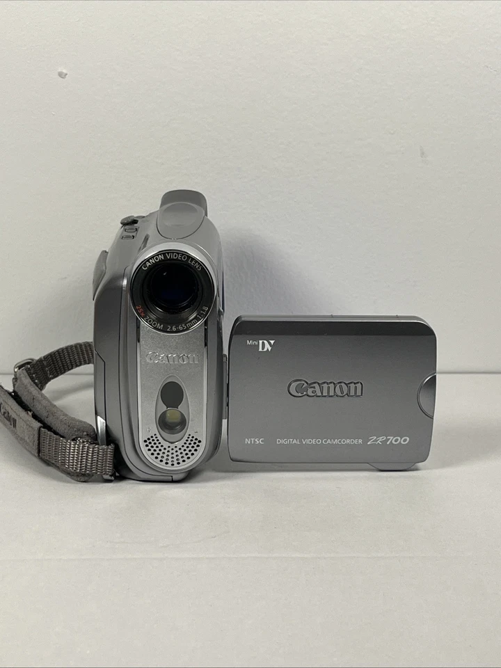 Canon ZR700 MiniDV Camcorder 25x Optical Zoom - W/ Charger And 2 New Batteries - Image 2 of 4