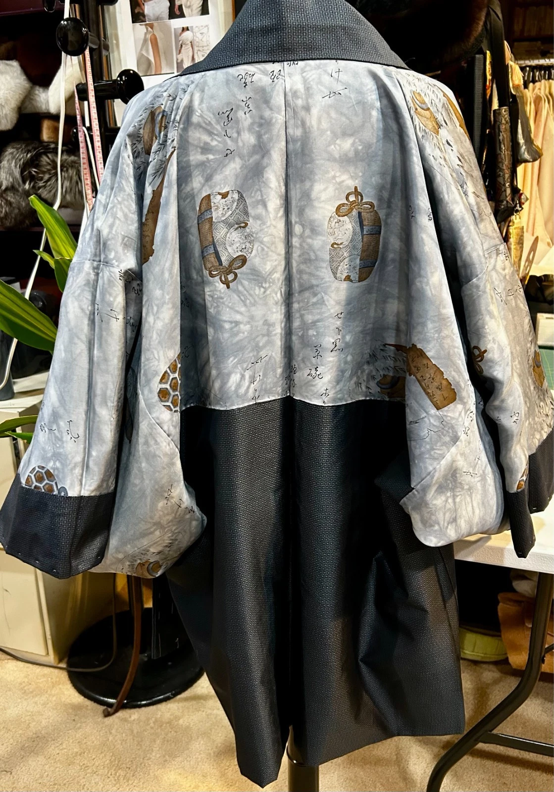 Unused Men s Haori, Pure Silk, deep navy blue, small size, excellent condition. - product detail image 6