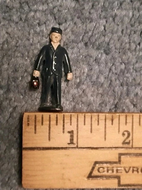 Винтажная металлическая фигурка фигурка поезд проводник локомотив поезд человек 2 дюйма высокий Barclay? - Изображение 4 из 4