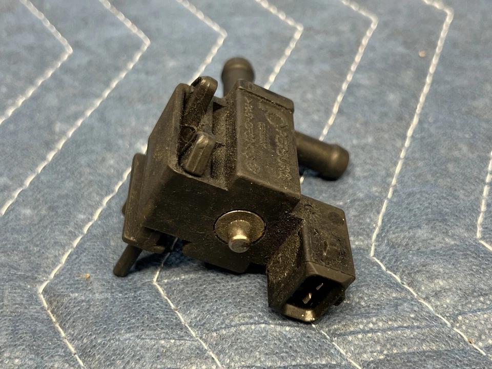 Volvo V70R V70 S70 1998-2000 válvula de vapor de purga al vacío Pierburg 9125243 OE #4113E Foto 4 de 4