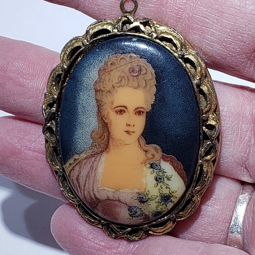 Vintage Gold Tone Oval Convex Victorian Lady Woman Portrait Locket Pendant - Picture 3 of 11