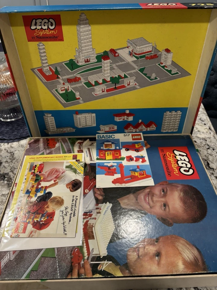 Vintage Lego System by Samsonite Town Hall #725 + Catalogs Inserts More Huge Lot - Image 2 of 4