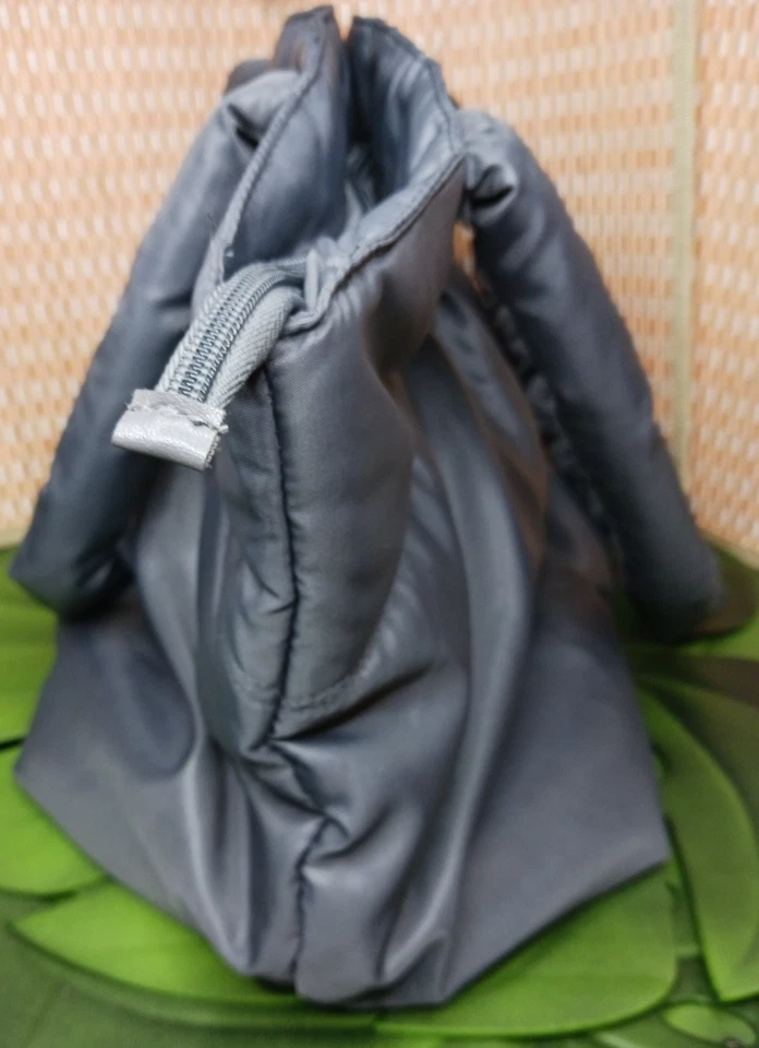 Bath & Body Works ~ Bolso de Mano Hobo Puffer de Nylon Gris ~ Interior de Punto Rosa ~ 17x13x8 Foto 2 de 4