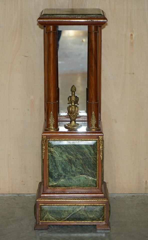 PAR DE SOPORTES DE PEDESTAL ANTIGUOS DE MÁRMOL VERDE NOGAL MONTADOS EN BRONCE DORADO Foto 3 de 4