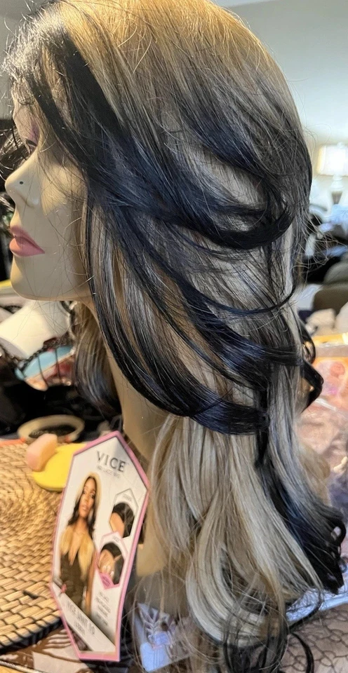 VICE UNIT 10~ Lt27/1 HD full Lace Wig “ SKUNK” Style Color Gorgeous!!Synthetic - Image 3 of 4