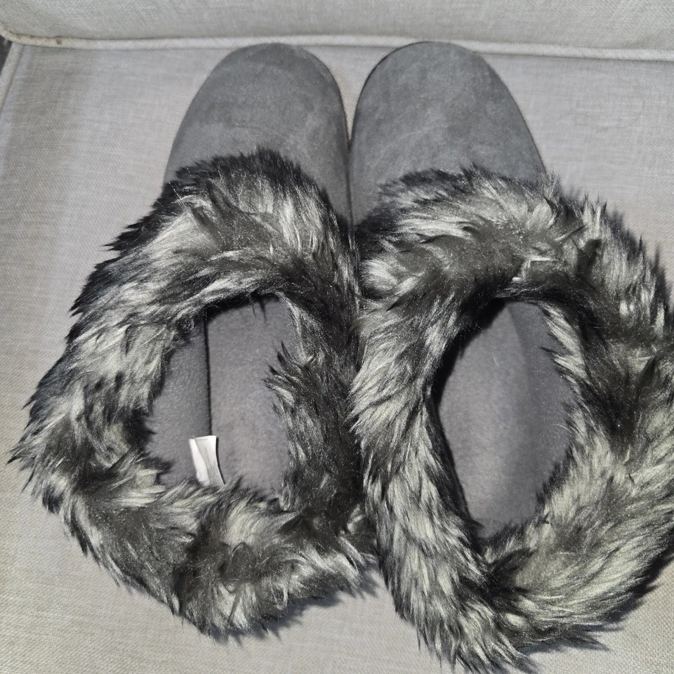 Isotoner Mujer 9.5/10 Piel Sintética Microgamuza Addie Espuma con Memoria Zapatilla Bota Gris Foto 4 de 4