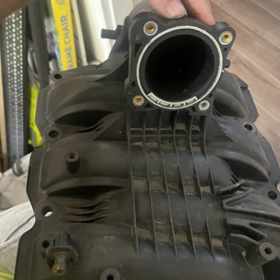 Colector de admisión para un Jeep Commander 2008 un poco polvoriento sin grietas sin roturas Foto 3 de 4