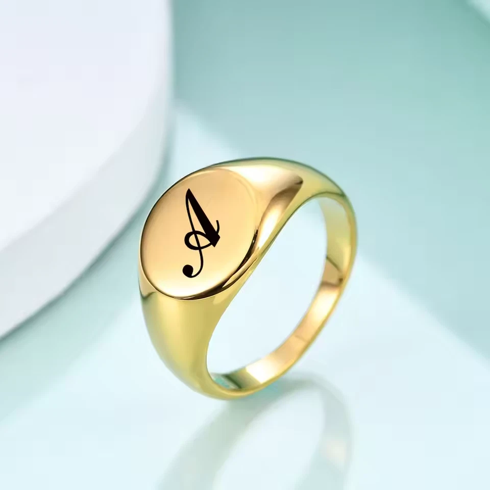 Anillo con letras de nombre personalizado iniciales banda de acero inoxidable hombres mujeres joyas de oro Foto 3 de 4