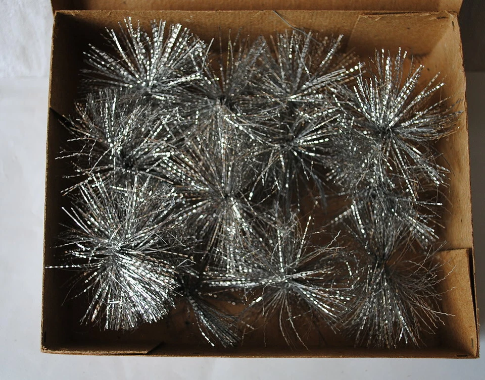 vintage christmas tree decorations, original box with 12 tinsel stars - Image 2 of 3