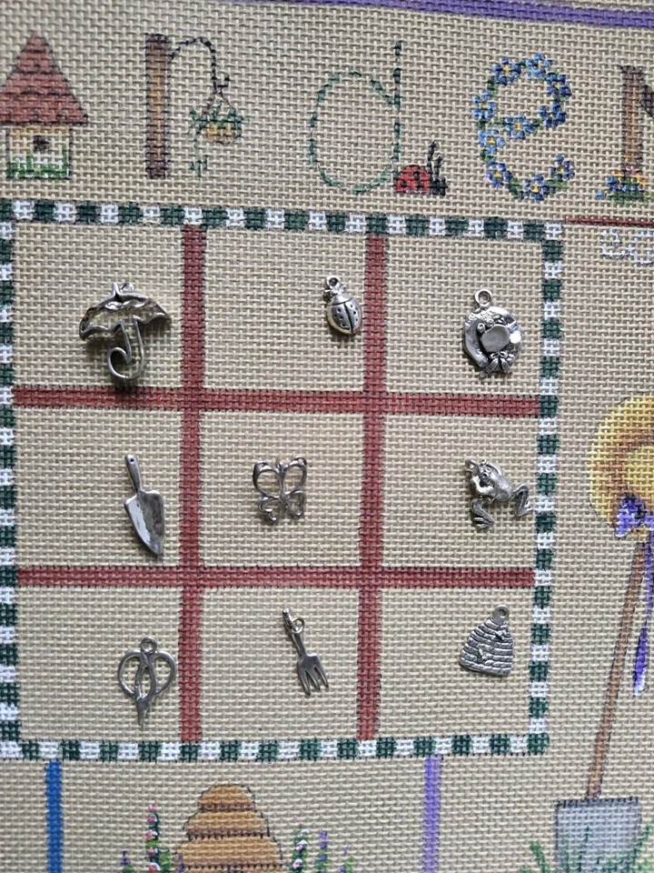 Sandy Jenkins "Garden Tic Tac Toe" pintado a mano lona punta de aguja dijes plateados Foto 4 de 4