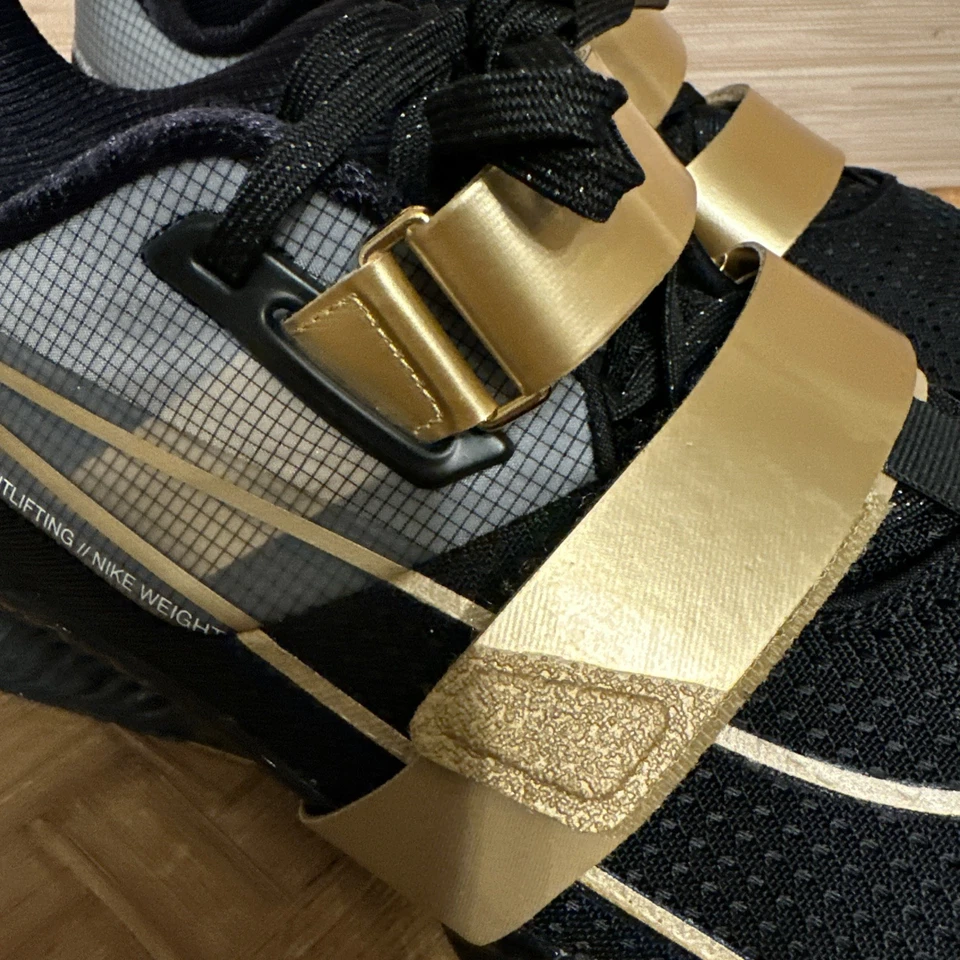 Nike Hombres 7/Mujeres8 Romaleos 4 Zapatos de Levantamiento de Pesas Negro/Dorado CD3463-001 Foto 2 de 4