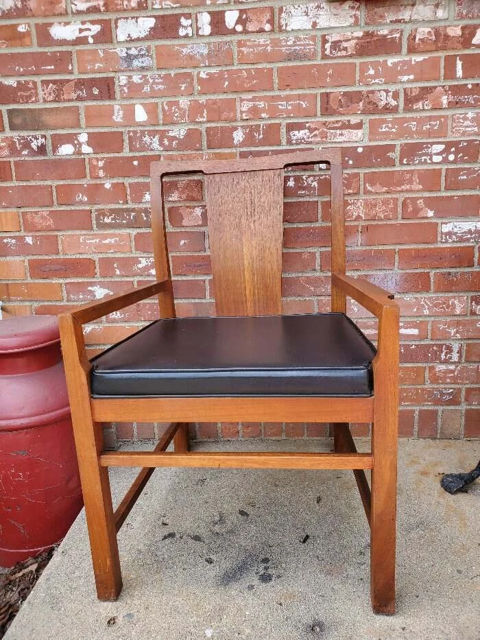 Silla de comedor HIBRITON de nogal asiento acolchado de vinilo negro respaldo curvo #2 Foto 2 de 4