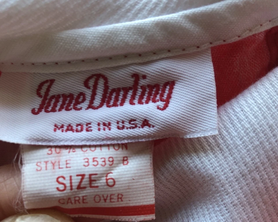 Vestido de férias vintage anos 80 Jane Darling Girl’s tamanho 6 feito nos EUA vermelho floral babado - Imagem 3 de 4