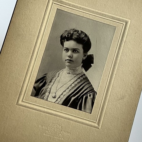 Antique Cabinet Card Photograph Beautiful Young Woman Wearing Locket Necklace - Picture 7 of 10