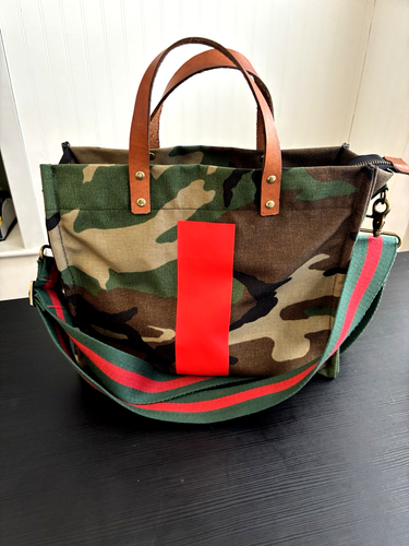 PARKER STROH MED. MIMI CAMO HANDTASCHE TASCHE ROT GESTREIFT ROT & GRÜN VERSTELLBARER RIEMEN REISSVERSCHLUSS TOP