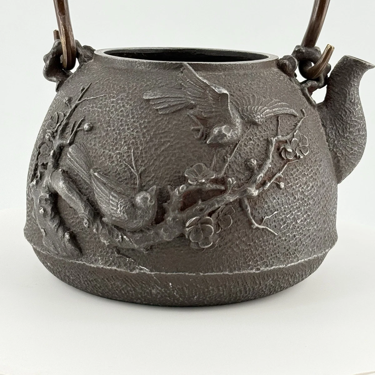 【琴》煎茶道具 時代鉄瓶 銅蓋 花地紋鐡瓶 箱付 AV745 【琴》煎茶道具 時代鉄瓶 銅蓋 花地紋鐡瓶 箱付 AV745