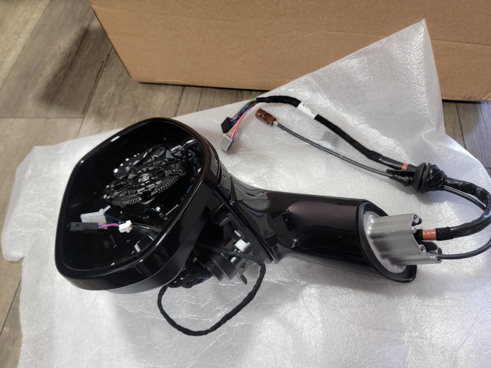 2021-2023 ASTON MARTIN DBX PASSENGER RH SIDE DOOR MIRROR WITH CAMERA MY83-17682