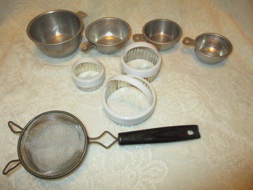 De colección ~ Utensilios de cocina de metal ~ Coladores ~ Tazas medidoras ~ Cortador de galletas ~ Años 60 - Imagen 7 de 13
