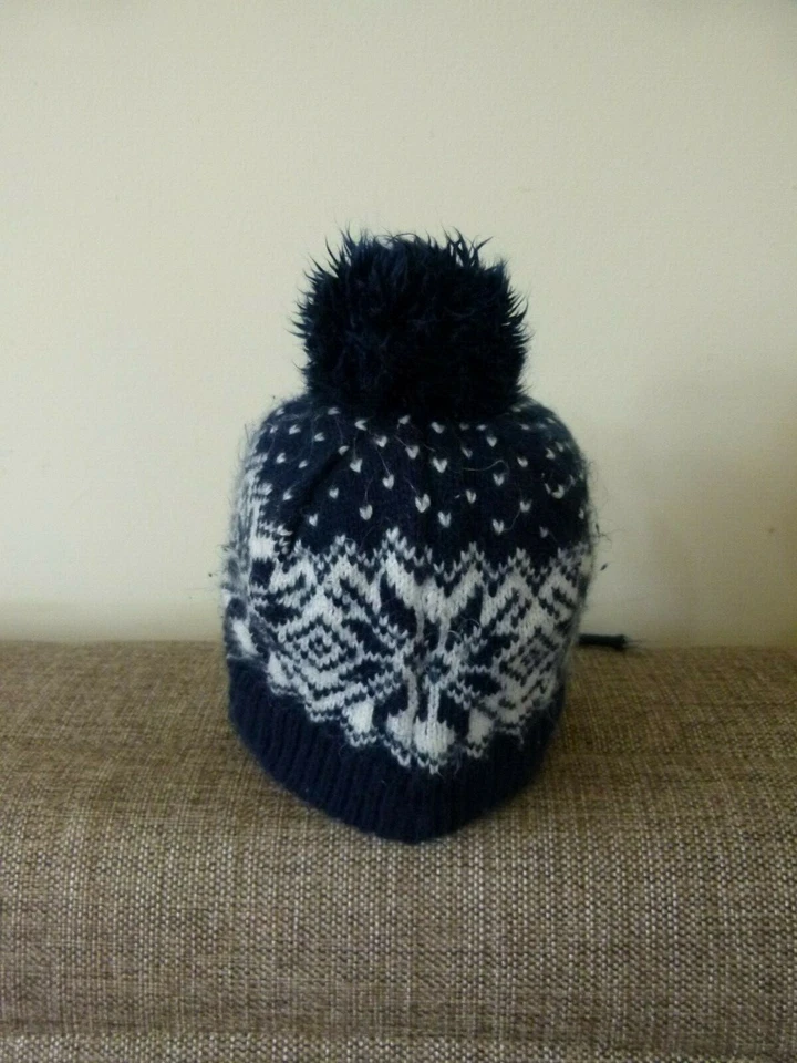 Boné gorro infantil H&M Pom Pom azul marinho/branco tamanho 6-12M - Imagem 3 de 4