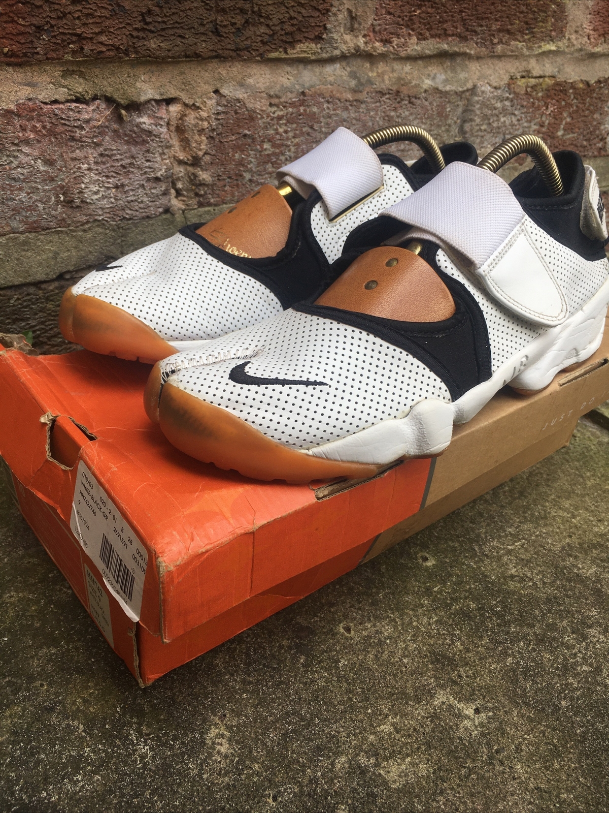 nike split toe trainers