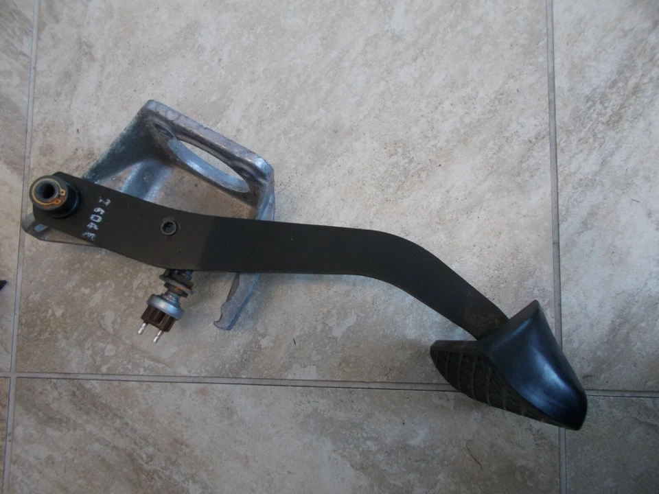 Pedal de freno/colgador Mercedes Benz 190 D 2,2 L transmisión automática 84 85 86 usado OEM W201 Foto 3 de 3