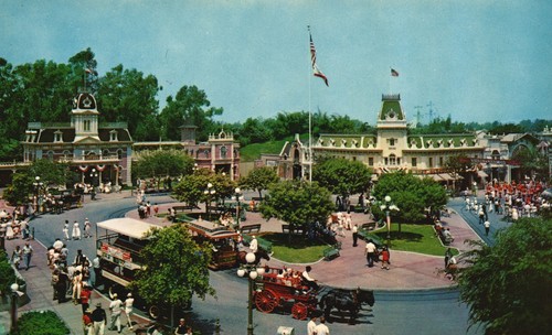 Postal de colección de coches de calle tirados por caballos de la pequeña ciudad de Disney, Town Square Main St. - Imagen 1 de 2