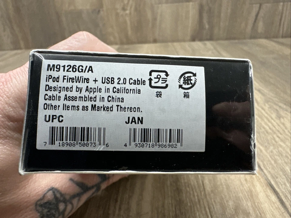 Apple Dock Connector to FireWire/USB 2.0 Y Cable for iPod (M9126G/A) - Image 4 of 4