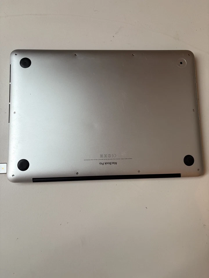 Apple Retina MacBook Pro - 13" Display - 2014 - i5 2.8GHz - 512GB SSD - 8GB RAM - Image 3 of 4