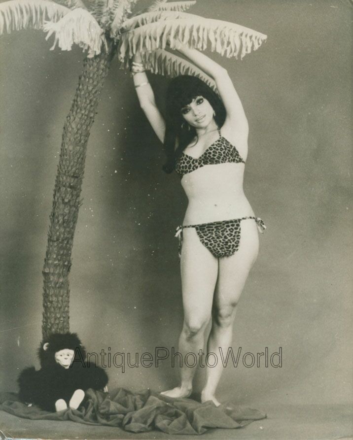 Foto Vintage De Mujer Sexy Bailarina Posando Con Mono De Juguete