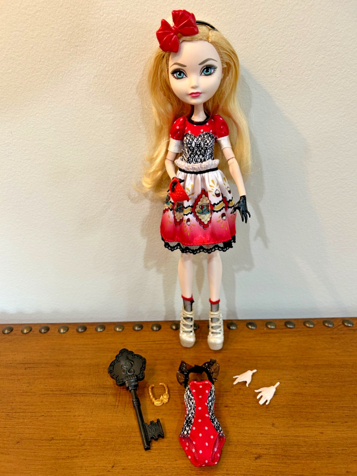 Ever After High Apple White Mirror Beach Doll & Hat Tastic Tea Party Set & Brush