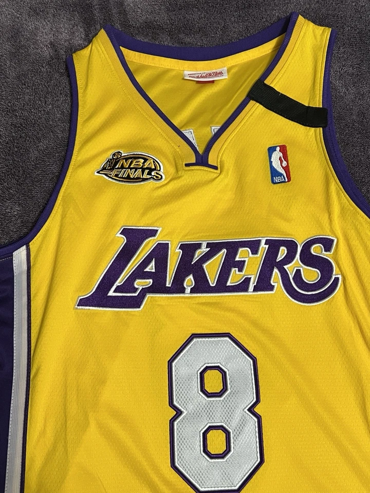 Mitchell and Ness Slightly Used 1999-2000 Kobe Bryant Finals Jersey Small (36) - Image 2 of 4