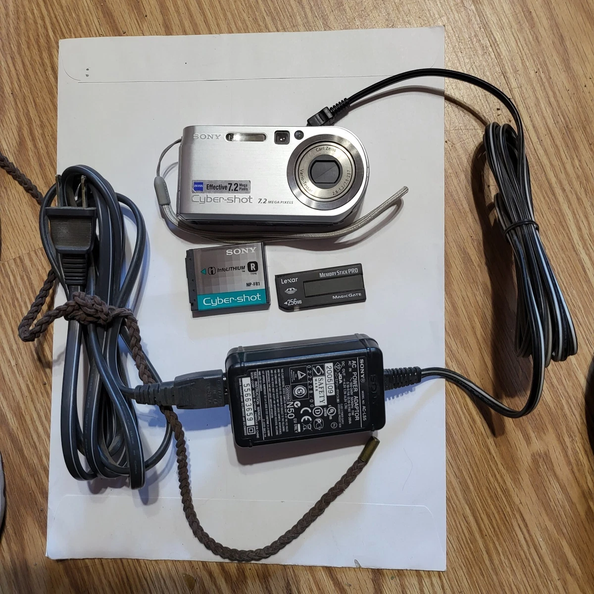 Sony Cybershot DSC-P200 7.2MP w/ Battery, Charger Memory Stick Excellent Cond