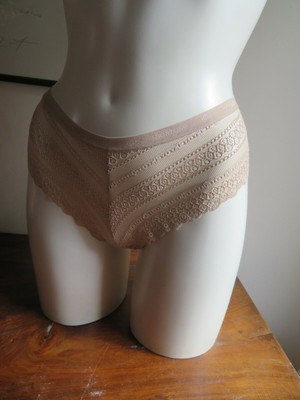 Reclaimed Vintage - Top en dentelle fendu devant avec nœuds - Ivoire