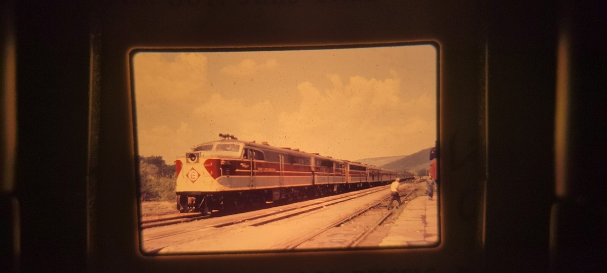 XLZ09 TRAIN ENGINE LOCOMOTIVE 35MM SLIDE ERIE-LACKAWANA 861, 1968