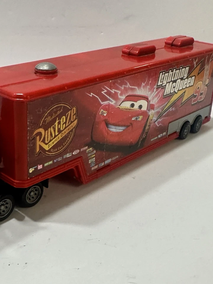 Disney Pixar Mack Superliner Hauler juego de lavado de autos Lightning McQueen + remolque Foto 4 de 4
