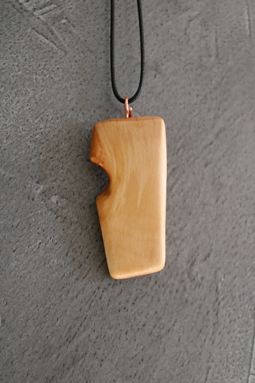 Pendentif en bois massif ALFIE bijou artisanal d'exception par KOALA SHOP