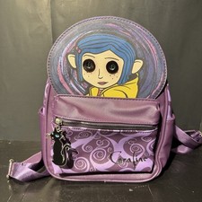 Mini Mochila Bioworld Coraline Botón Ojo Cara Púrpura - Excelente Estado
