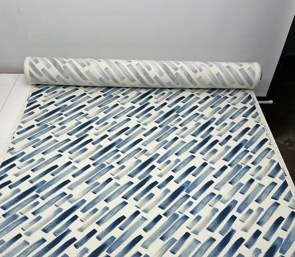 TELA MULTIUSOS GEOMÉTRICA STUDIO NYC BROOK LAPISLÁZULI AZUL BLANCO ROTO POR YARDA 54"W Foto 2 de 4