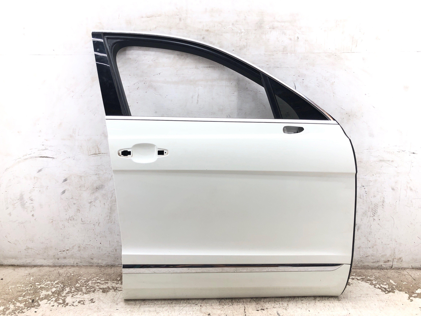 2016-2020 BENTLEY BENTAYGA FRONT RIGHT DOOR SHELL W/O GLASS/HANDLE GLACIER WHITE