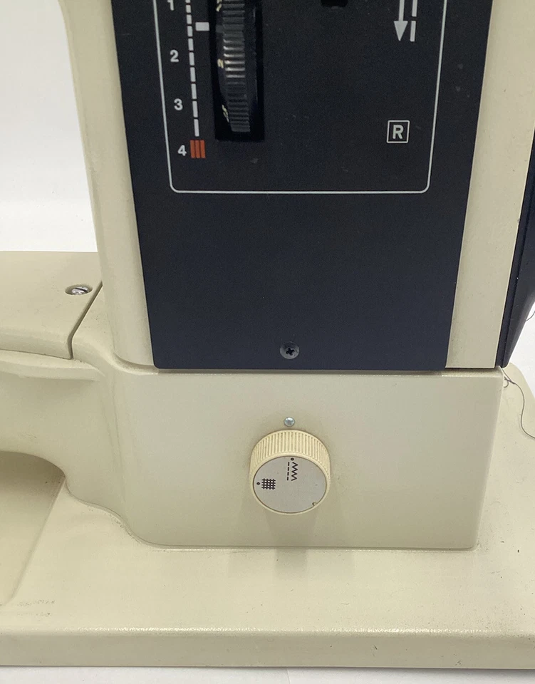 PFAFF VINTAGE SEWING MACHINE MODEL 213 (made in Germany) FULLY WORKING - Image 4 of 4