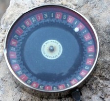 jouet ancien .ancien jeux de roulette de poche mécanique . bv paris déposé 