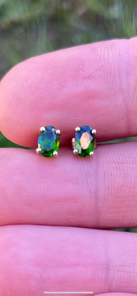 Pendientes de diopsido de oro de 9 quilates Foto 2 de 4